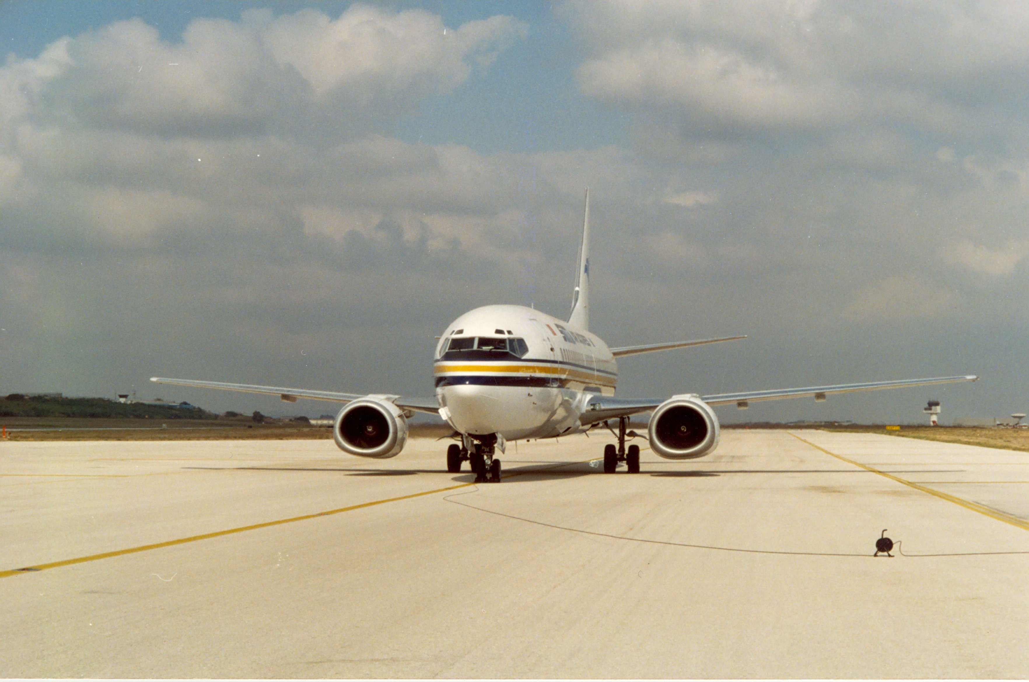 Boeing 737 300 CS-TGP