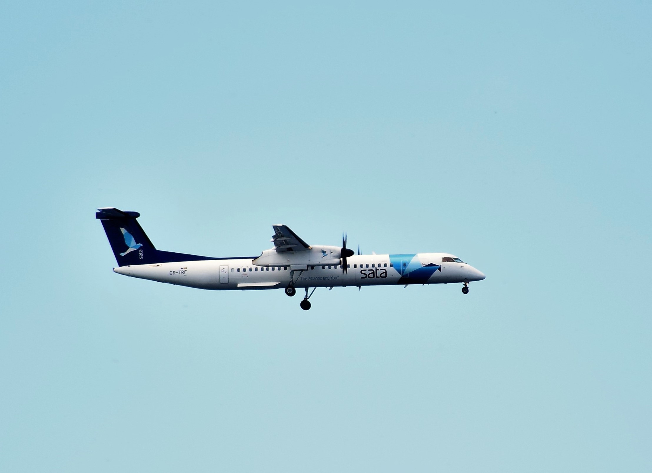 De Havilland Q400 CS-TRF